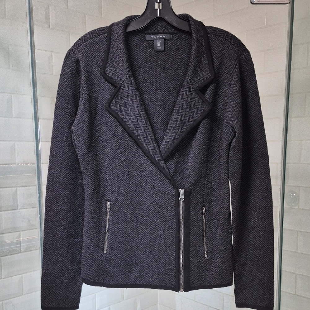Tahari Grey/Black Chevron Pattern Collar Sweater Zipper Closure Detail Sz S